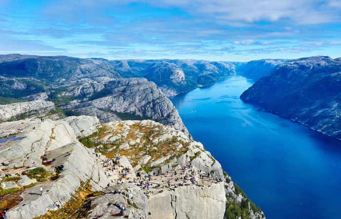 photo-1443890484047-5eaa67d1d630